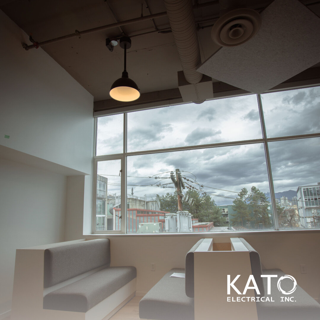 What&rsquo;s the key to perfect lighting? Utilising light fixtures in combination with natural lighting from the windows! In our Lululemon project, we struck a harmonious balance between both, ensuring a delightful view accompanies every moment. 🌟 
