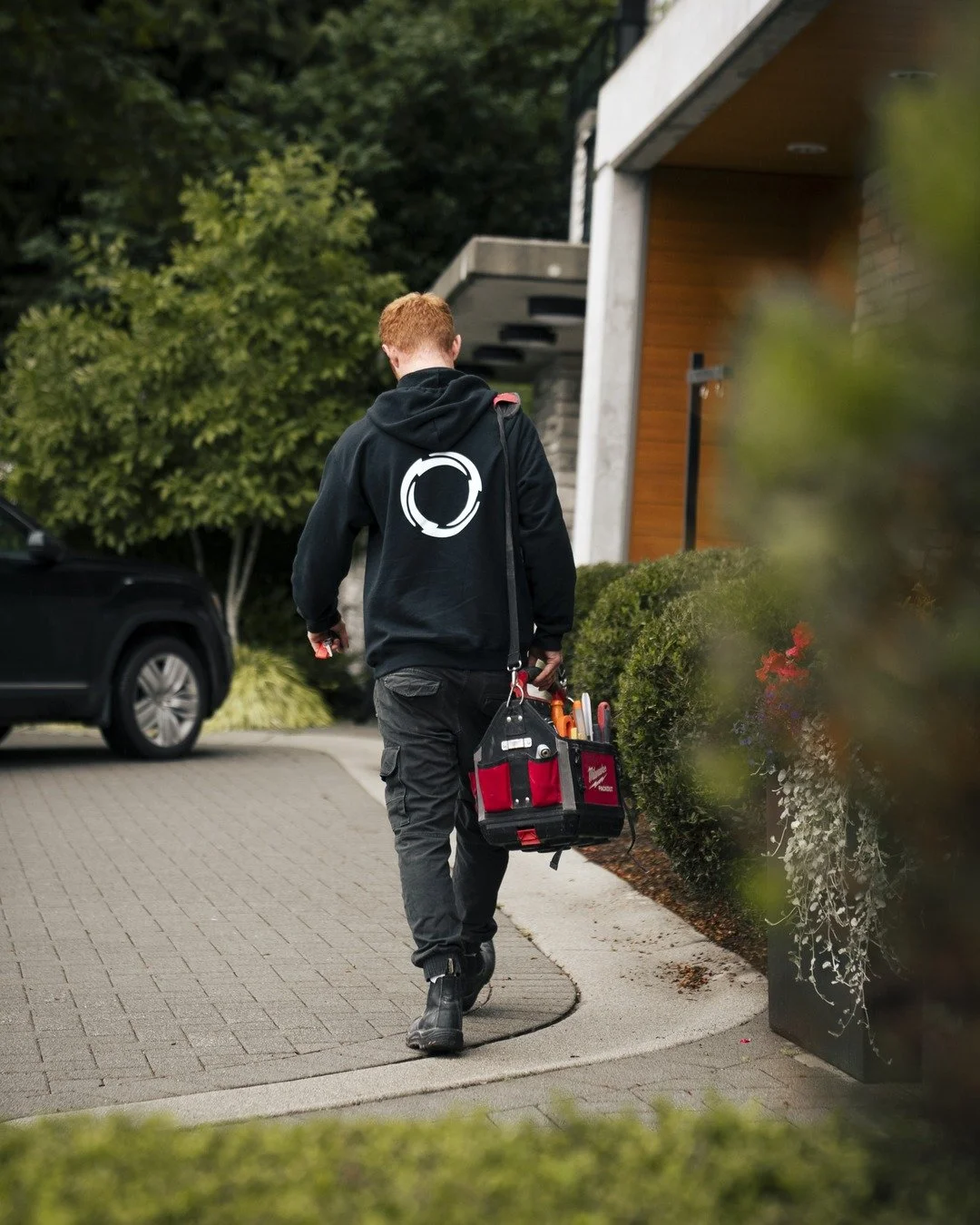 On the way to the door 🔧⚡ Tools in hand, ready to sort it out. That's what a service call looks like from our end. 🏡

#ResidentialElectrical #ElectricalContractor #Vancouver #YVR #ServiceCall #Electrician #HomeServices #LicensedElectrician #LowerMa