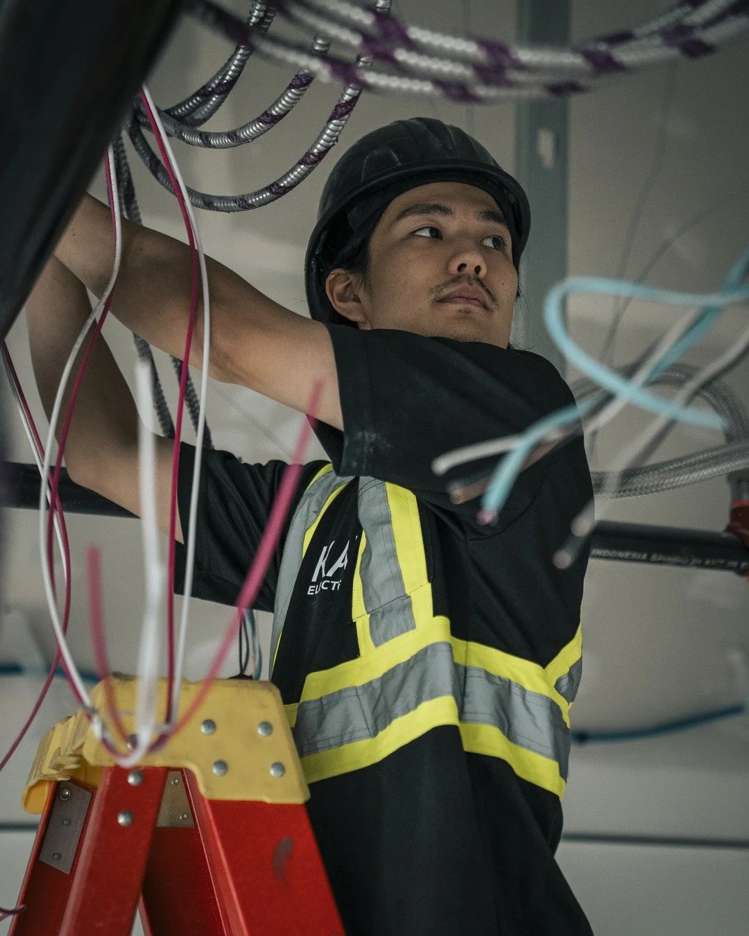 Eyes up, hands up 👀⚡ Overhead rough-in on a commercial build &mdash; every run placed and secured before the ceiling ever goes in. 👷

#CommercialElectrical #ElectricalContractor #Vancouver #YVR #RoughIn #ConduitPorn #Electrician #CommercialConstruc
