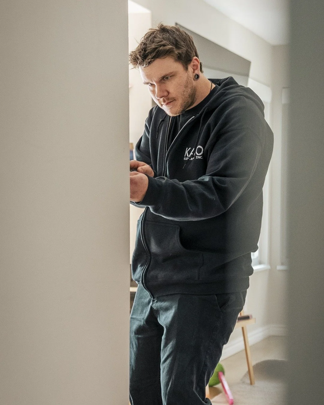 Focused 🔍⚡ In-home service call, one of our residential crew working through the fix. Careful hands in someone's home &mdash; that's the standard. 🏡

#ResidentialElectrical #ElectricalContractor #Vancouver #YVR #ServiceCall #Electrician #HomeServic