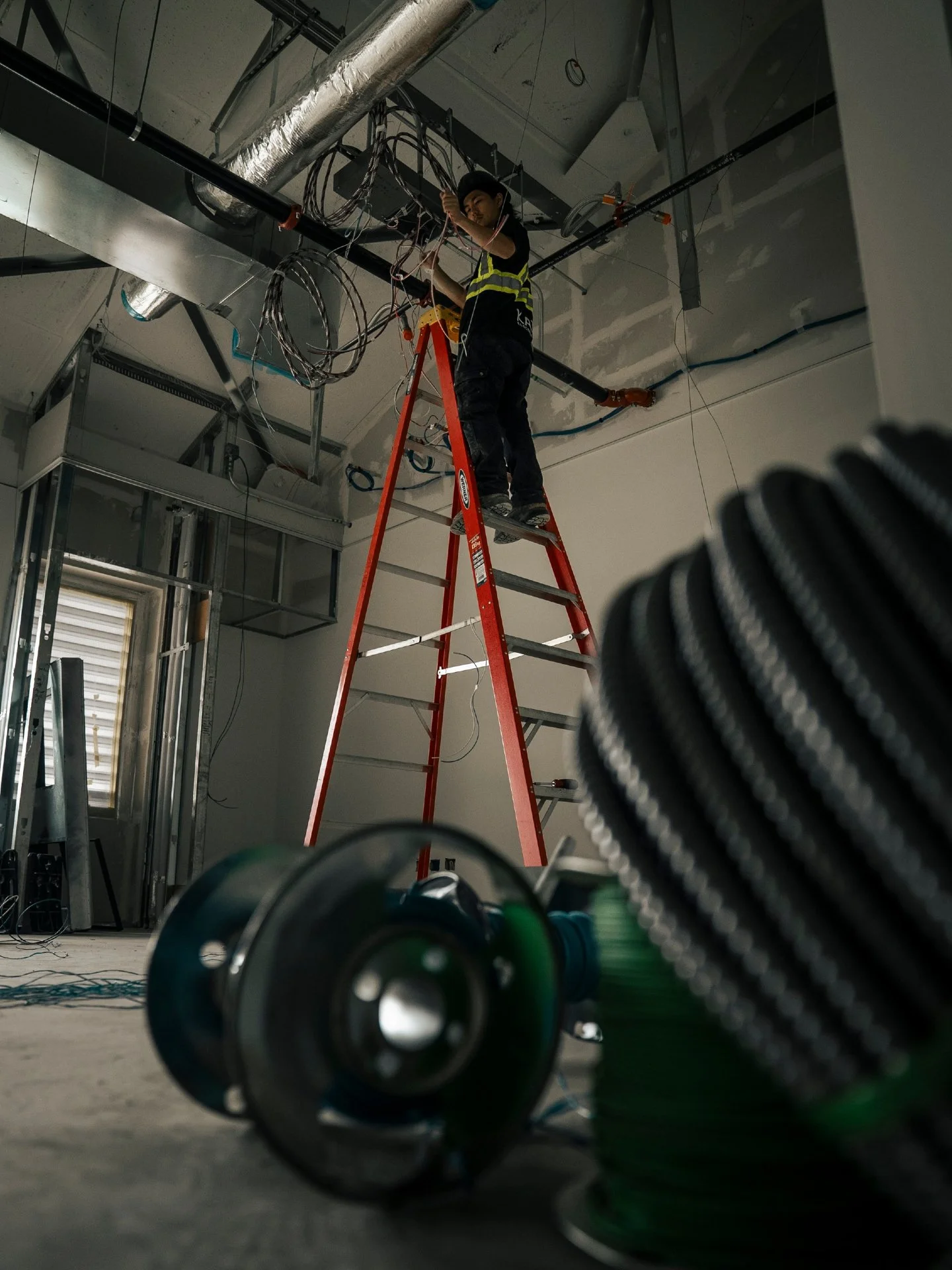 Look up on any job site and that's where the real puzzle is. 🔧

Ductwork, sprinkler main, structure, and our cable all sharing the same few inches above the ceiling. Every hanger and every route gets worked out before the tiles go in.

Overhead roug
