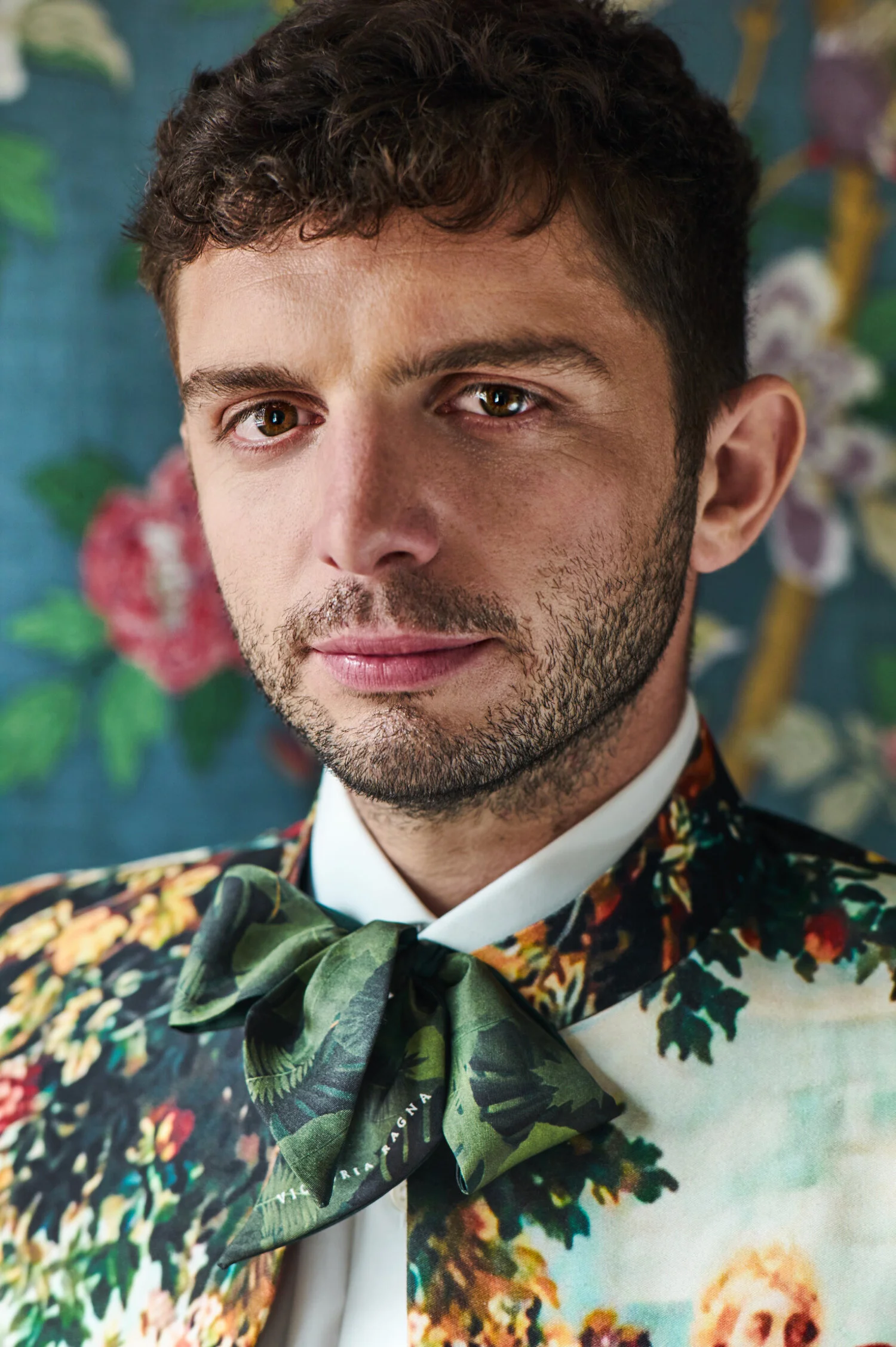 Printed velvet jacket Helen Anthony, white shirt Paul Smith, green printed scarf Victoria Ragna, set “Hydrangea Bird” indigo fabric GP & J Baker