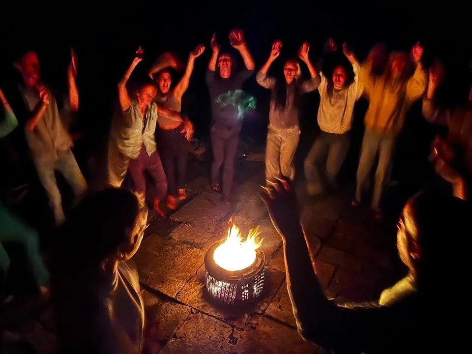 🌱

Once again, Pauliina set the place on fire with her dance 🔥
She moved with such power and freedom &mdash; and invited all of us to do the same. To release, to feel, to move through whatever needed moving.
To trust our bodies, to celebrate their 
