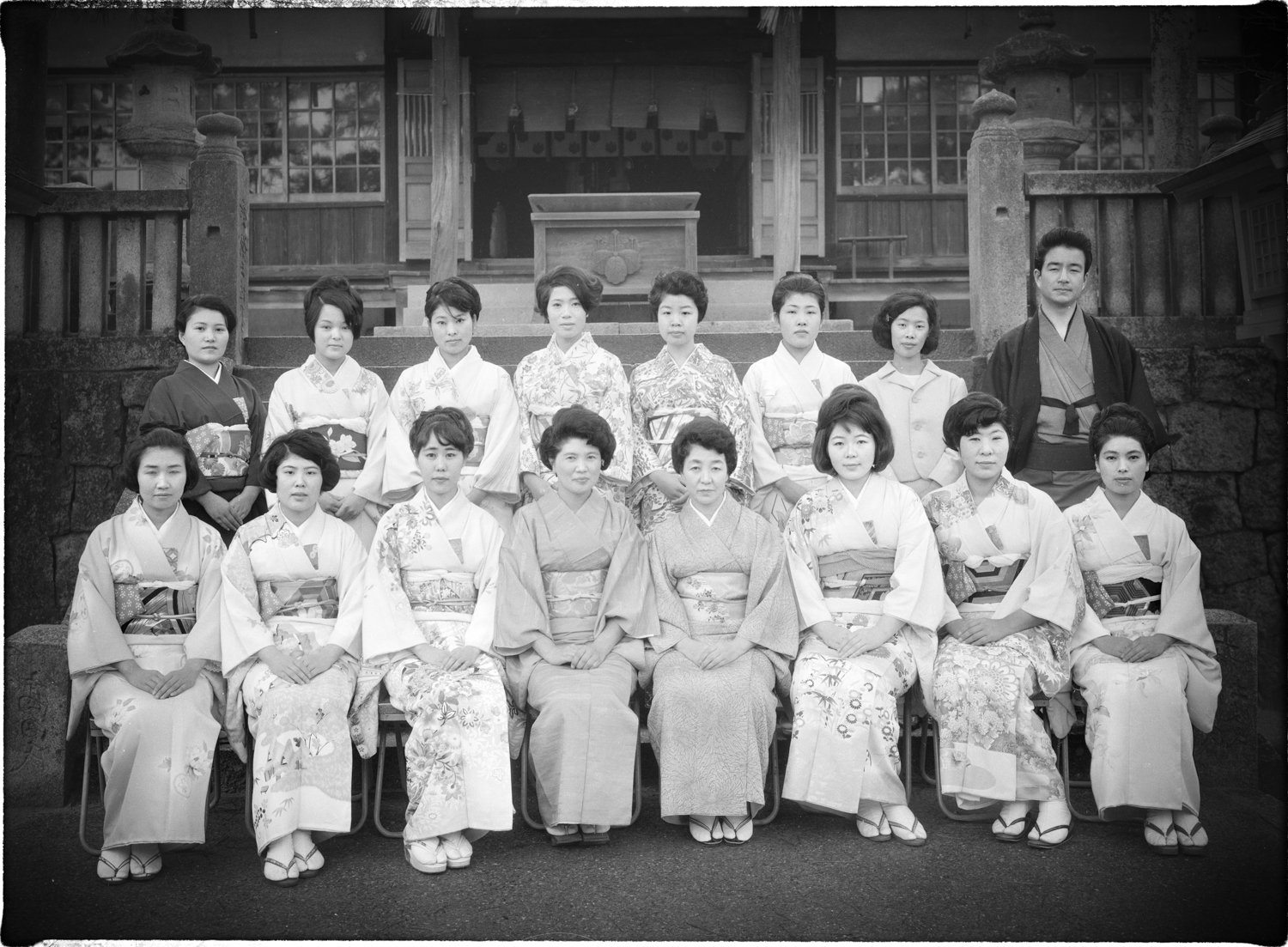 Portrait of a group of Japanese women in their traditional costume Photography Pierre Toutain-Dorbec #016 .jpg