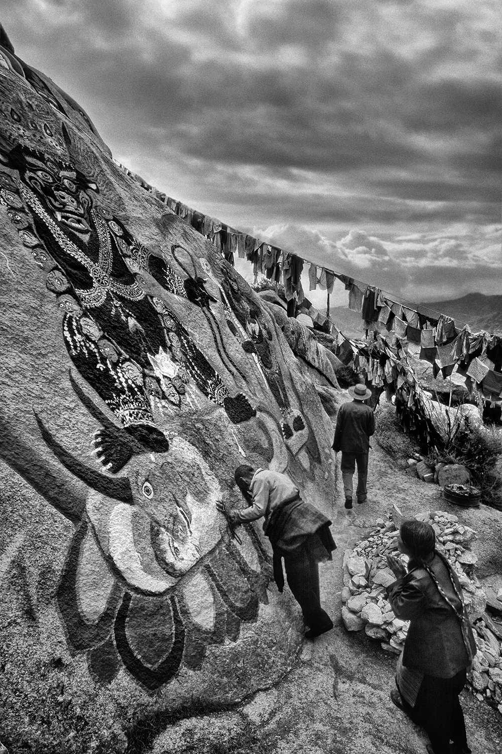 Tibet-pilgrims-praying-in-circumambulation-Photo-Pierre-Toutain-Dorbec.jpg