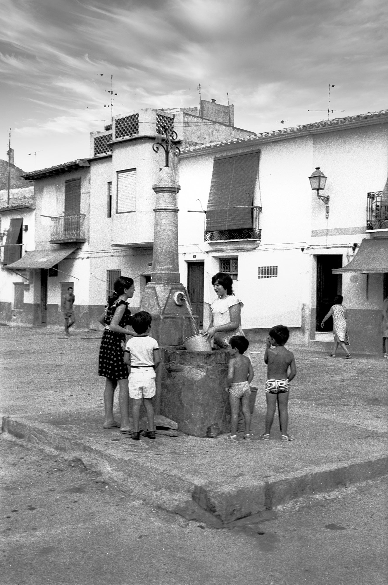 A water wells in the coastal town of Villajoyosa in the Province of Alicante in the sixties Photography Pierre Toutain-Dorbec.jpg