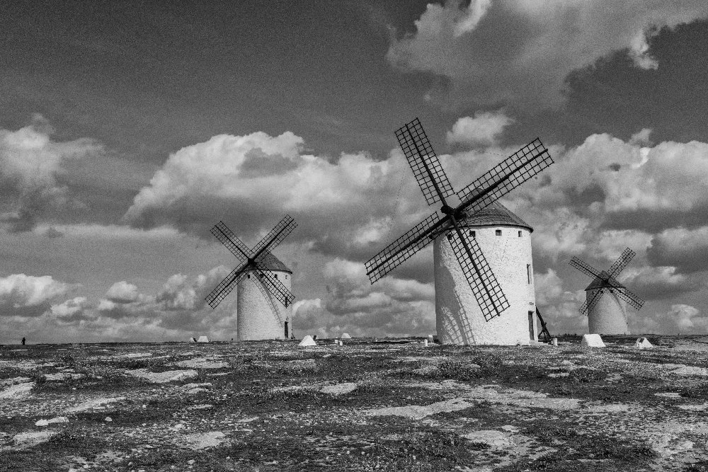Spain-Castilla–La-Mancha-Campo-de-Criptana-windmills.jpg