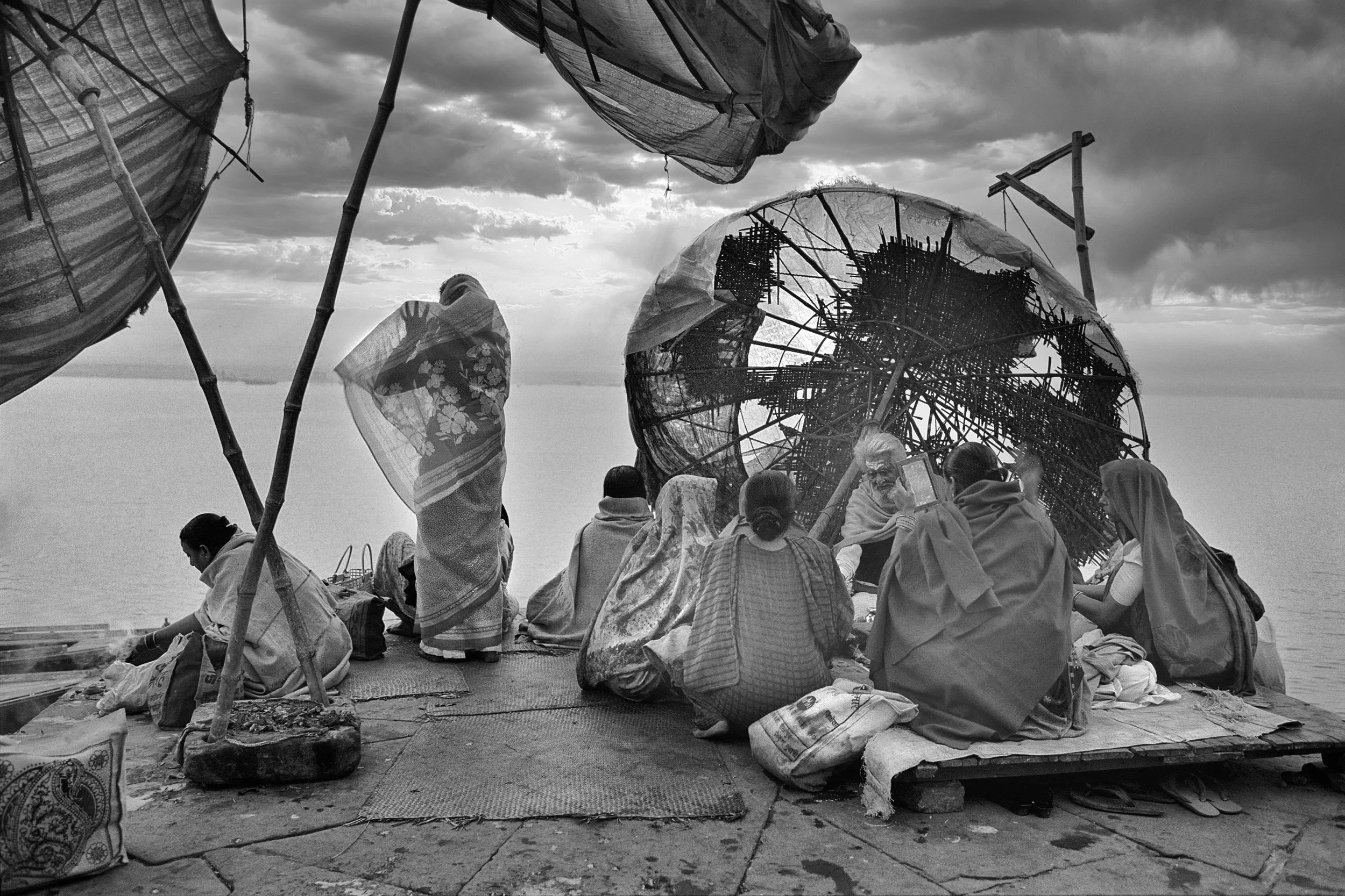 India-Pandit-and-Pilgrims-along-the-Ganges-River-Varanasi-Photo-Pierre-Toutain-Dorbec.jpg