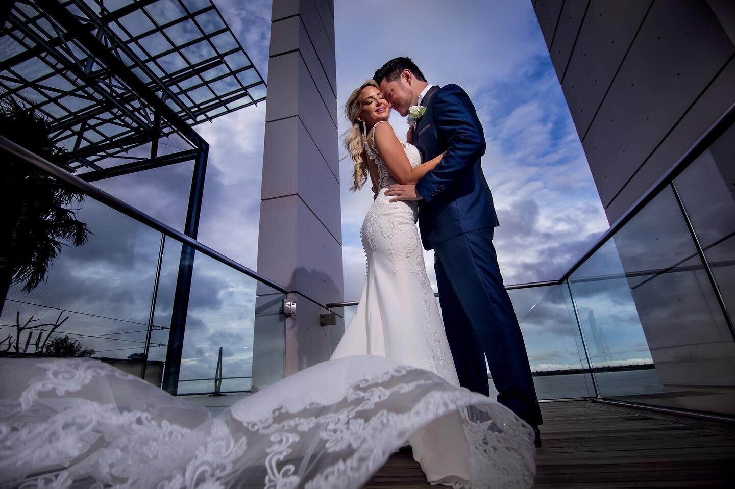 Are Holly and Glenn not incredibly stunning?! They had the most beautiful Charleston wedding at @southcarolinaaquarium a couple weeks ago. The weather was not on our side all morning but God answered prayers and the clouds cleared just enough for the