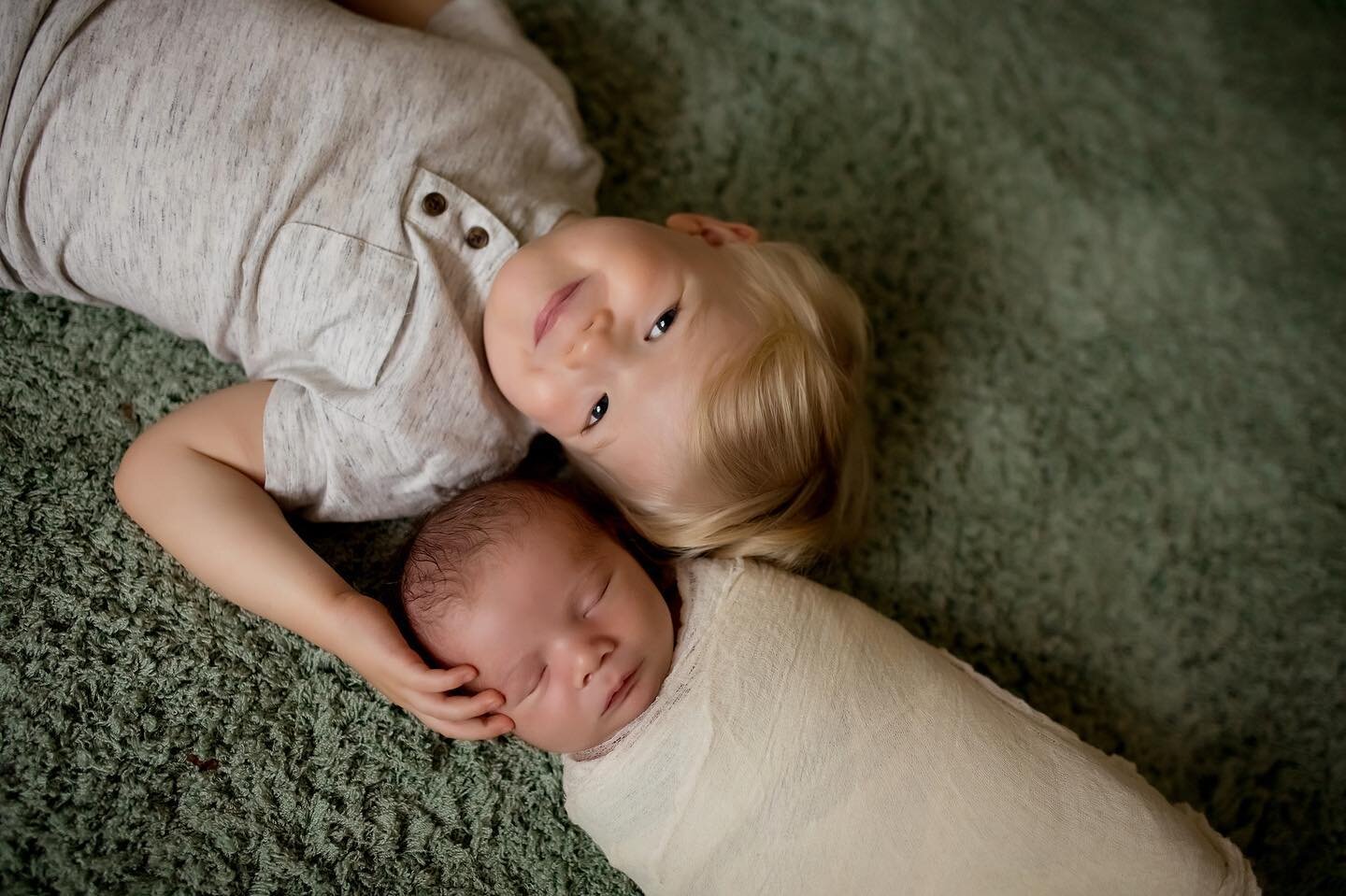 Raise your hand if this melts your heart!! 🙋🏻&zwj;♀️❤️ We photographed Ronan as a newborn and now he&rsquo;s the sweetest big brother to Brannon! We picked this one out of so many that were still editing and can&rsquo;t wait to share more!
.
#newbo