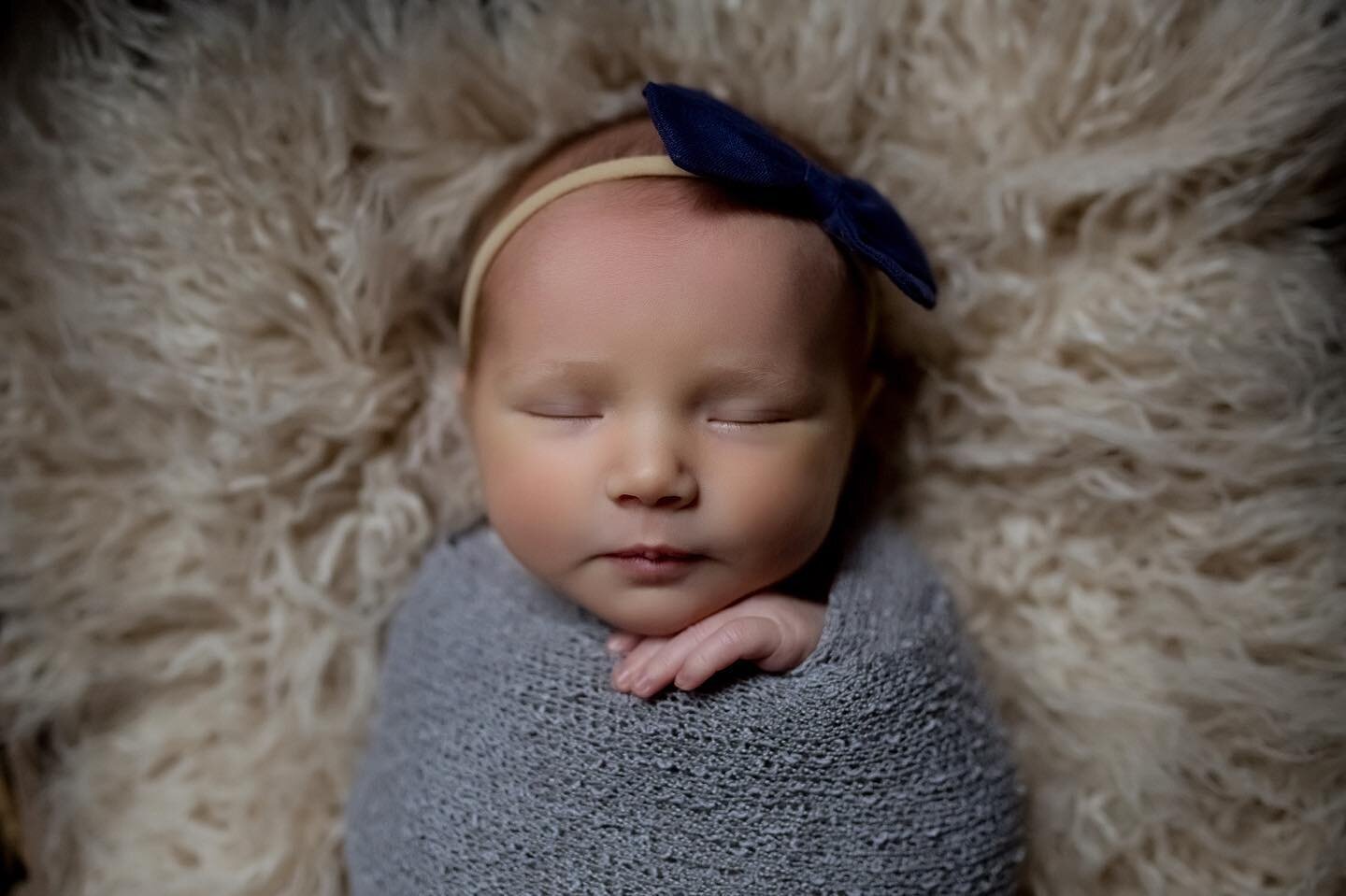 If only we could all sleep as well as this tiny human! Hadley was the perfect little model for us earlier this week and gave me so many cute faces, but this perfect little doll pose wins the sneak peek!
.
#newborn #newbornphotos #newbornphotography #