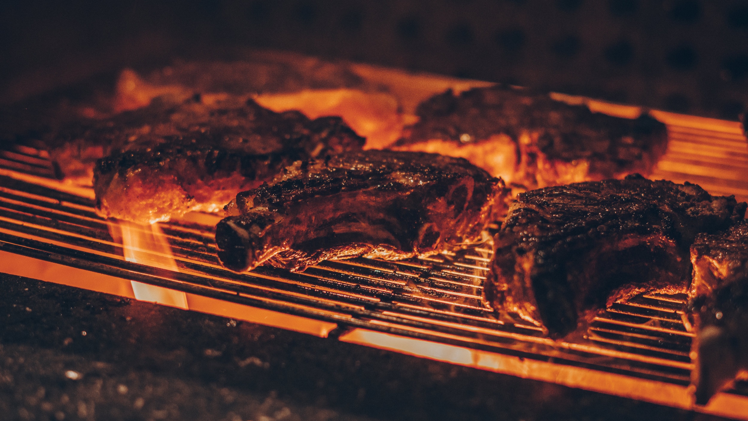 AUS HEILIGEN KÜHEN DIE MAN SCHLACHTET WERDEN DIE BESTEN STEAKS (RICHARD NICOLOSI)