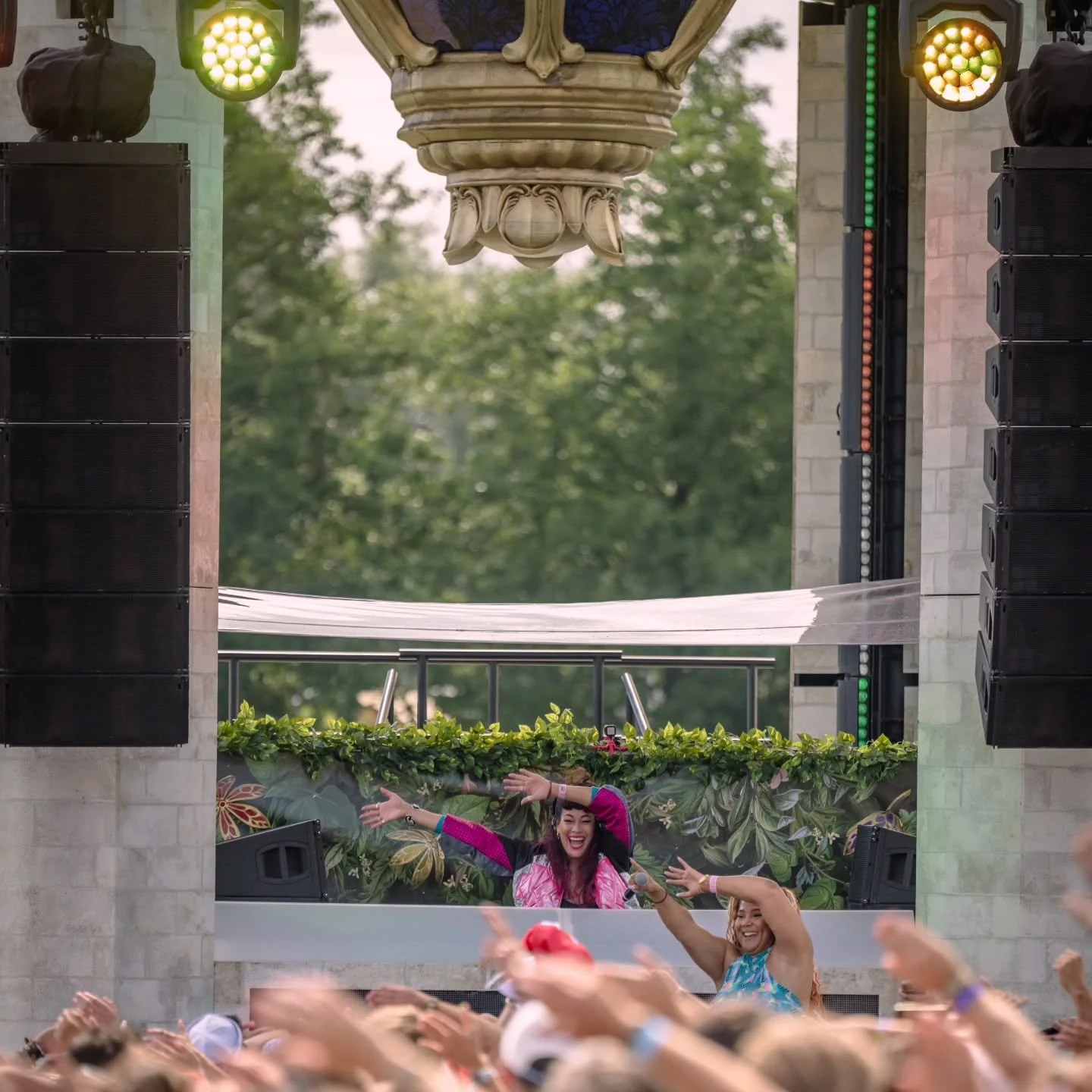 🚨 BUCKETLIST 🚨  Last year I played at Tomorrowland and I just arrived in Budapest to play at freaking SZIGET Festival this weekend!!! Somebody pinch me 😭😭😭 

You can find me Saturday, Sunday and Monday at Lipton Club next to the main stage 14:00