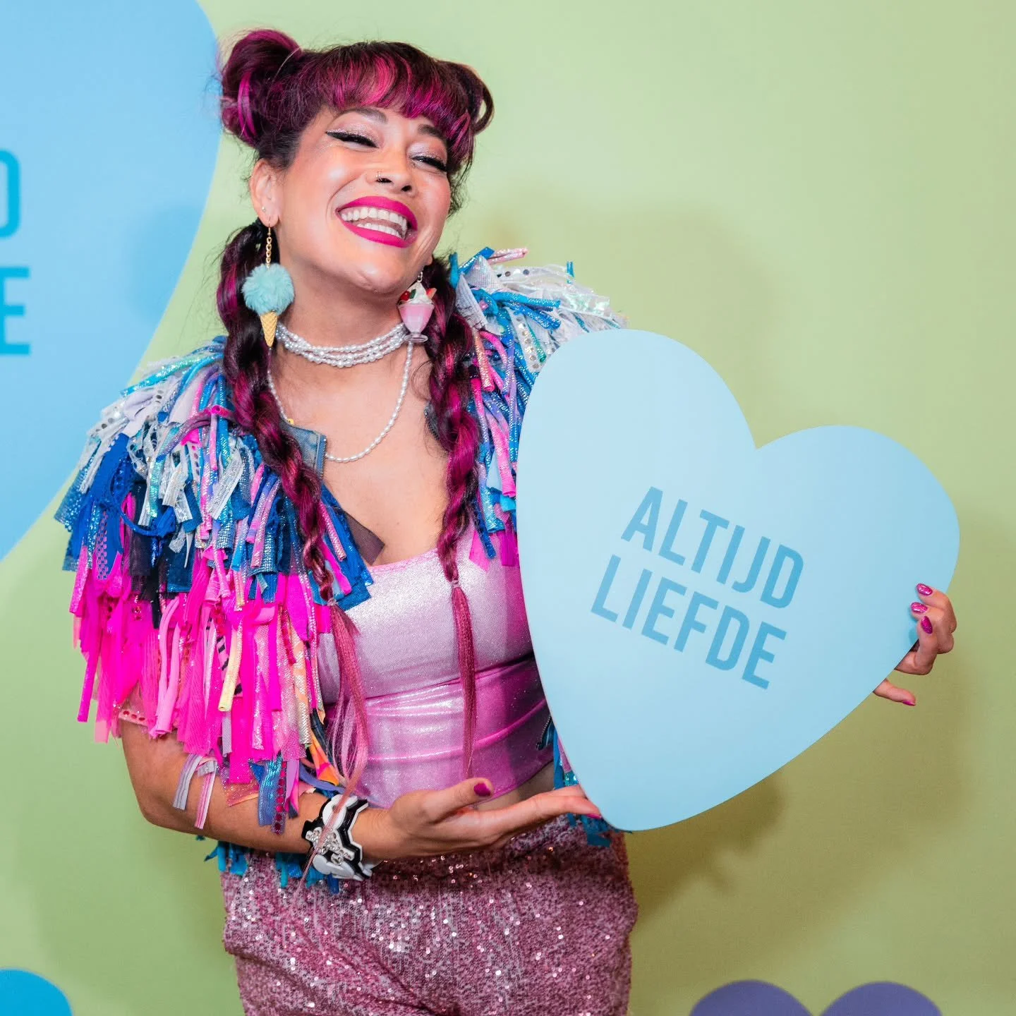 🌈 STOP hating, start LOVING (bonus; you'll be a happier person) 🌈

#besweet #rtlpride #yesitsacustomsabinestaartjesjacket @prideamsterdam @rtl.nl @sabinestaartjes