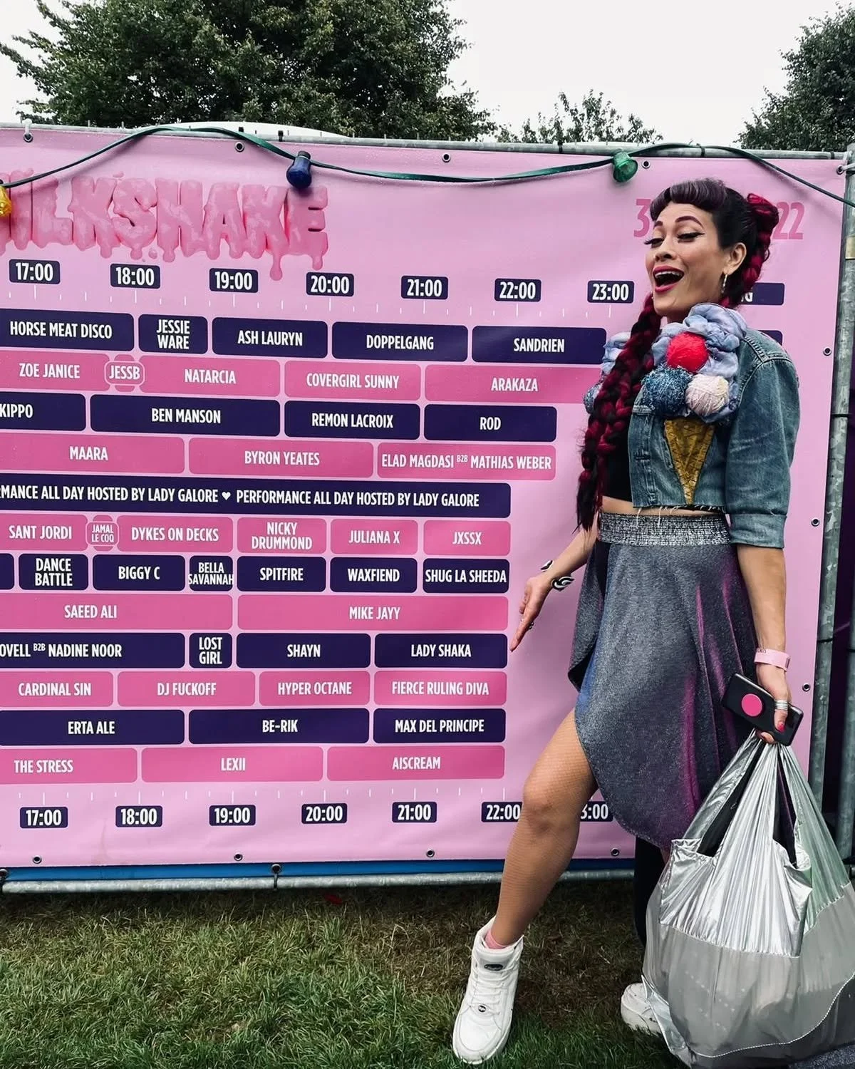 🥤Very happy and proud to be back @milkshakefestival this year! 🥲 Same (Sun)day, same place, same time as last year! @bar.le.duc 💦
Swipeys for some steamy footage from last years epic Milkshake 🥵💧