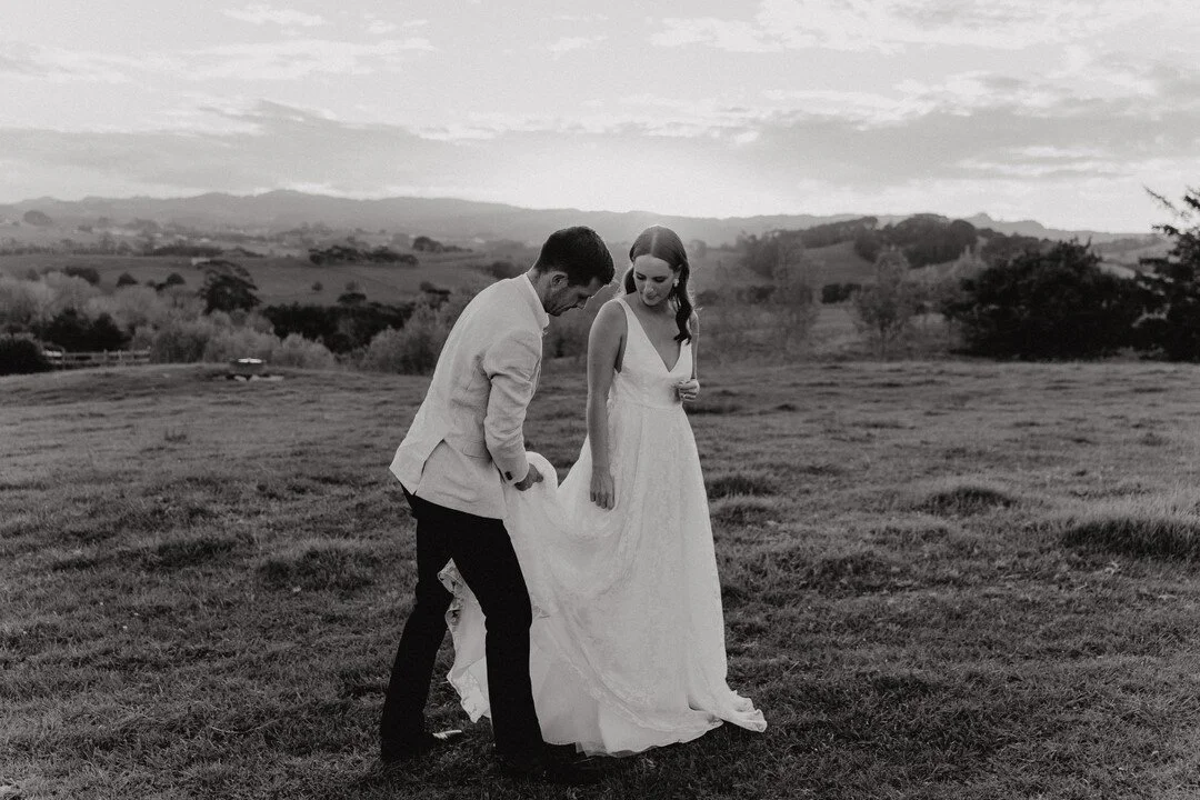 I always love these sweet moments where the groom helps the bride with her dress 😍
