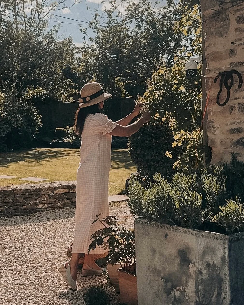 In the golden heat of summer, under a sun that kisses everything it touches, I lose track of time among the roses. There’s a kind of romance in the way the petals lean toward the light—soft, steady, and full of quiet longing.
👗 @daily_s