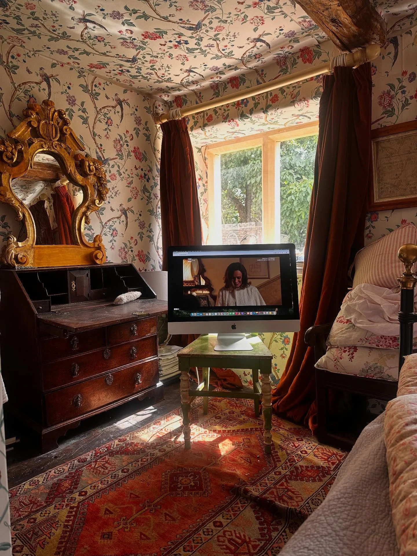 A streetlamp burns in the hush of night,
its glow gathering the silence of trees.
The house is closed,
its windows filled with nothing but shadow.
Yet above, the sky is morning—
a blue that has forgotten darkness,
a blue that will not yield
to