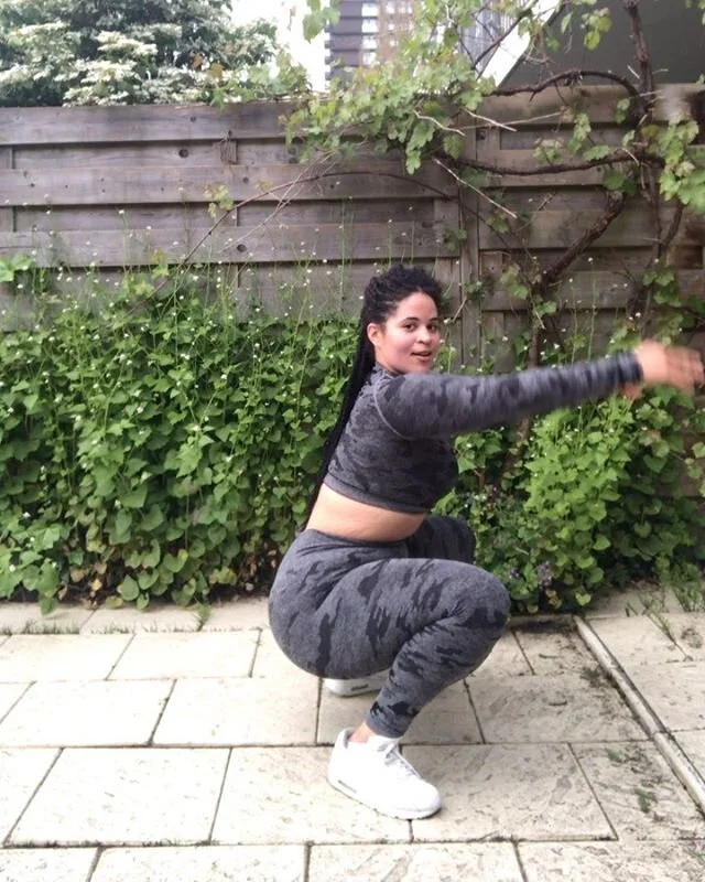 Don’t sleep on these body weight workouts! 🔥You can definitely get gains without equipment. Here are some leg exercises I did today, only a few reps in and I’m on fire 🔥
 3 rounds. Stay as low as possible!🍑
1️⃣ squat + reverse lu