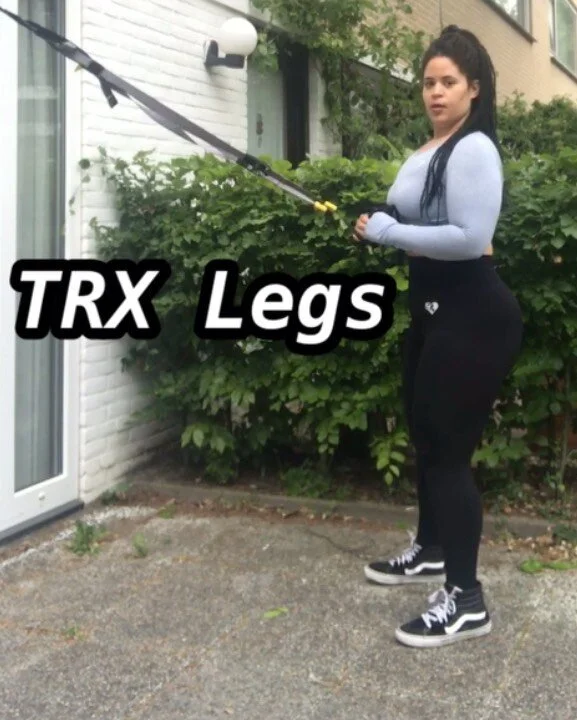 I'm making old workouts feel new again ✨No counting reps this week,instead I'm going to focus on working til failure, gotta activate these muscles 🍑 Today its all about glutes ⠀
⠀
1) Pistol squat⠀
2) Pistol jump squat⠀
3) Jump squat⠀
4)Curtsey lunge