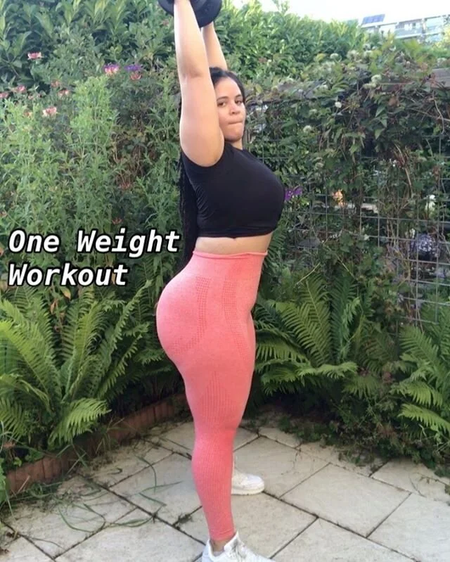 Gyms are still closed so I got some weights 💪🏽Time to shed the quarantine 15😆 Here’s a quick 1 weight workout to try, you can still do it even if you don’t have weights. Gotta keep it moving!
I did 4 sets of 30
🔥squat + shoulde