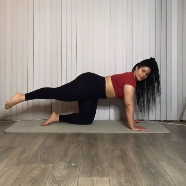 𝐃𝐢𝐝 𝐲𝐨𝐮 𝐤𝐧𝐨𝐰 𝐰𝐞 𝐡𝐚𝐯𝐞 𝟔 𝐠𝐥𝐮𝐭𝐞 𝐦𝐮𝐬𝐜𝐥𝐞𝐬? 🍑
We have 3 on each side, the glute minimus, medius and Maximus. Strong glutes are important for core strength and posture. 💪🏽
Doing leg lifts is one way I like to activate m