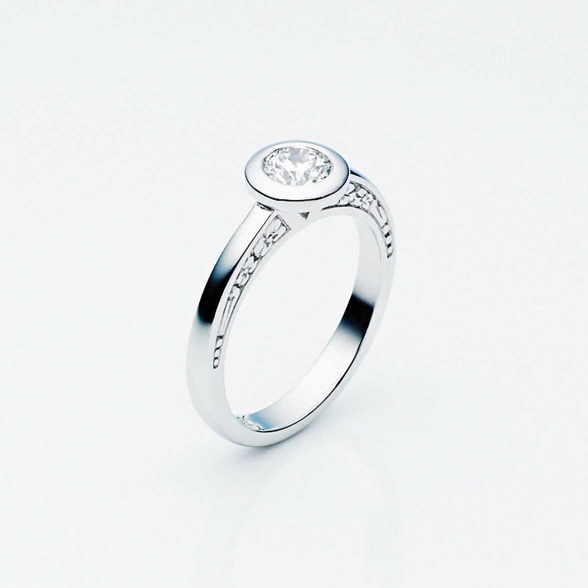 white_daisey_bezel_scroll_ring.jpg