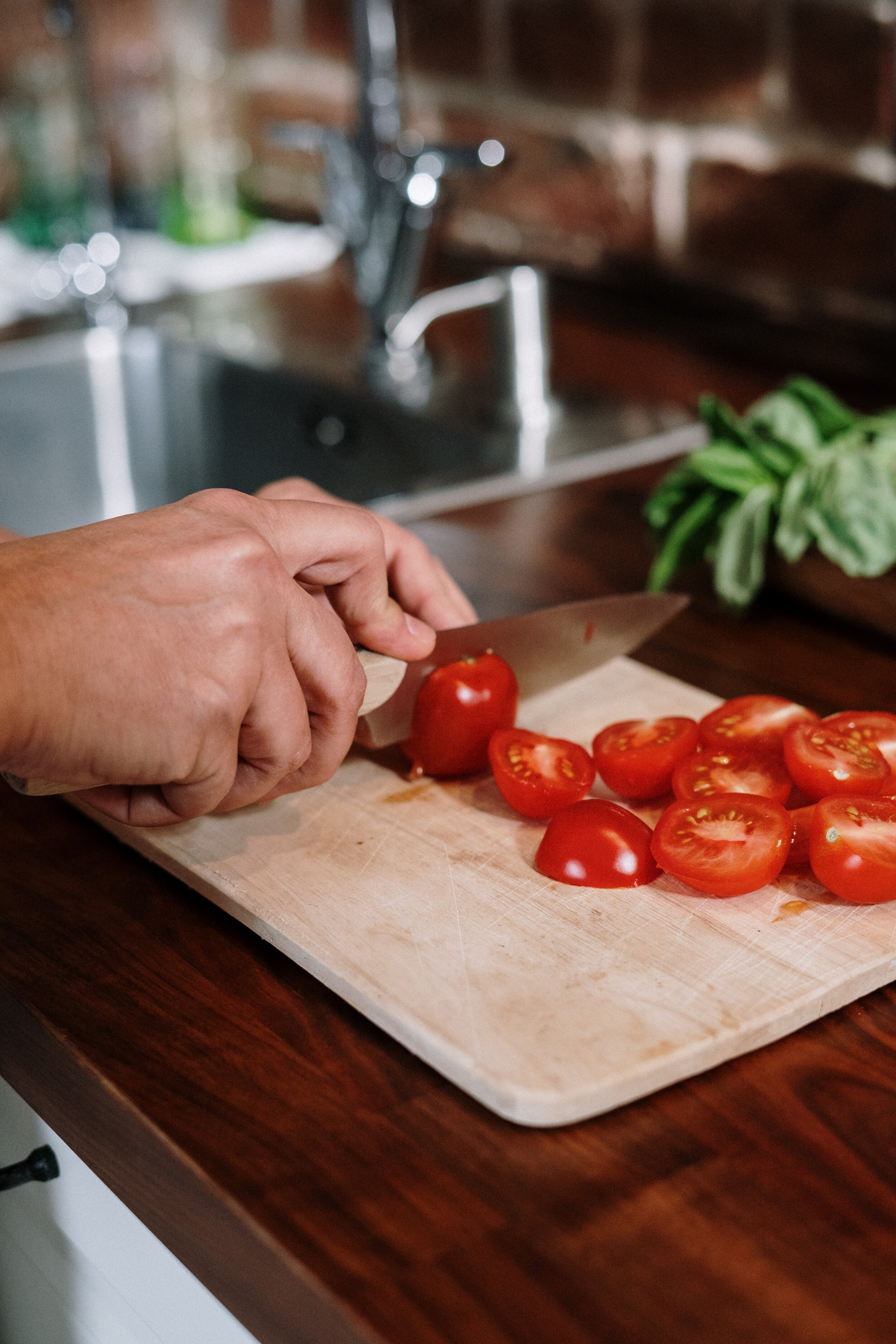photo-of-person-slicing-tomatoes-4057683.jpg