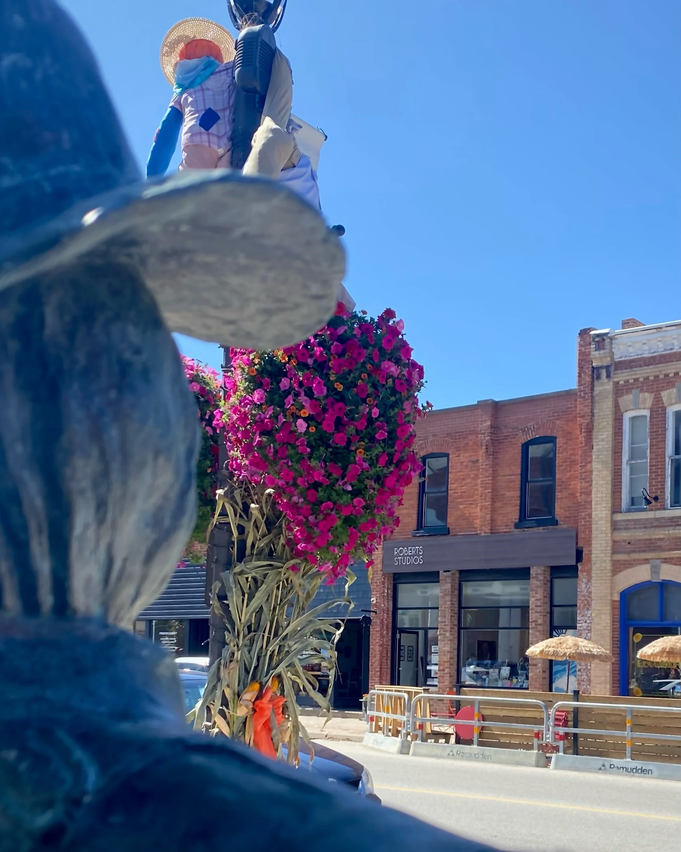 Something is afoot in Meaford 🌾🍂. Scarecrows have invaded and it has quickly transformed into a Hallmark town. Come see for yourself this weekend! 

🍁 P.S. We are now open 11am-5pm on Saturdays. See you tomorrow!

#meaford #georgianbay