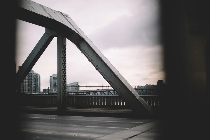 The 16 street photography shots you need to capture: Background vs Foreground