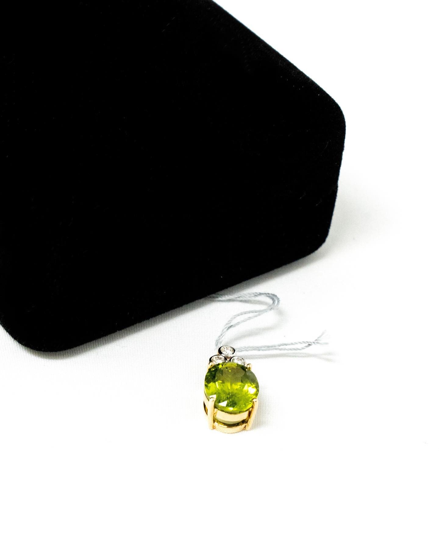 Look at the way this gorgeous lime green pendant shines in the light! The perfect gift, only located at @fastfixnorthpark!