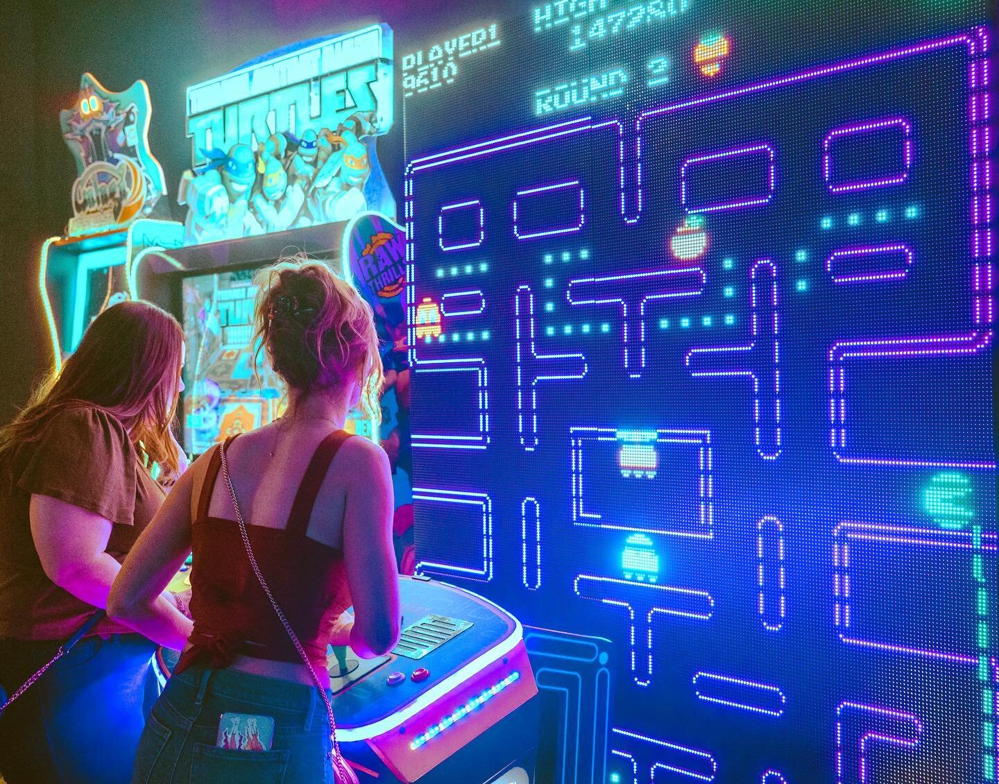 Grab your girlfriends for a girls night out at @selectstartarcades, where you can drink and compete to win in an insane variety of arcade games! 👾