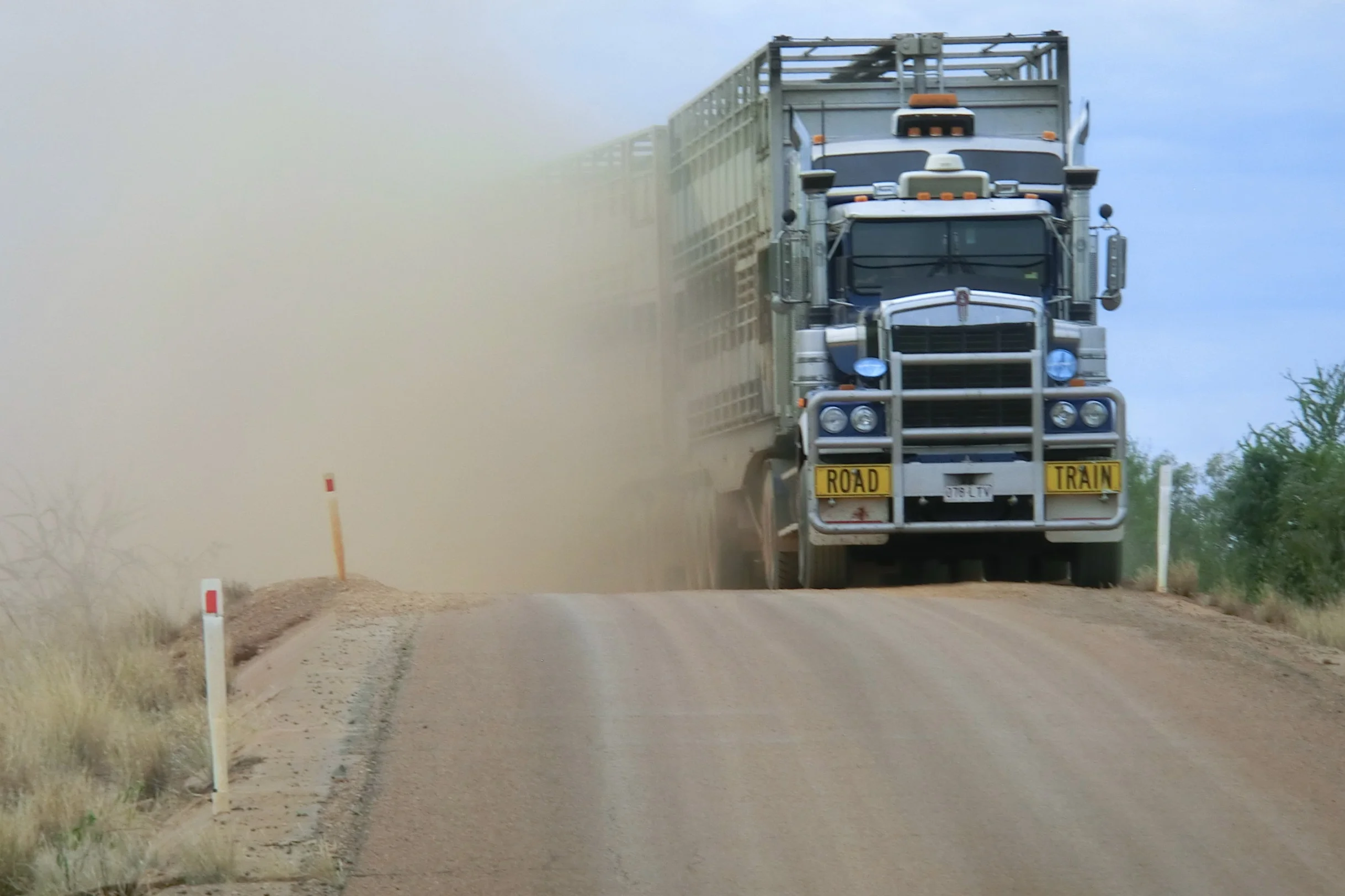 Another_Road_Train_-_panoramio.jpg