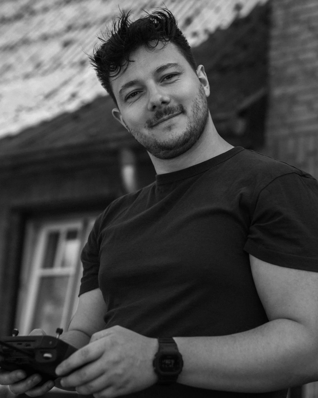 Videograf am Filmset der eine Drohne fliegt und dabei ein Imagevideo/Recruitingvideo/Interview/Testimonial/Social Media filmt.