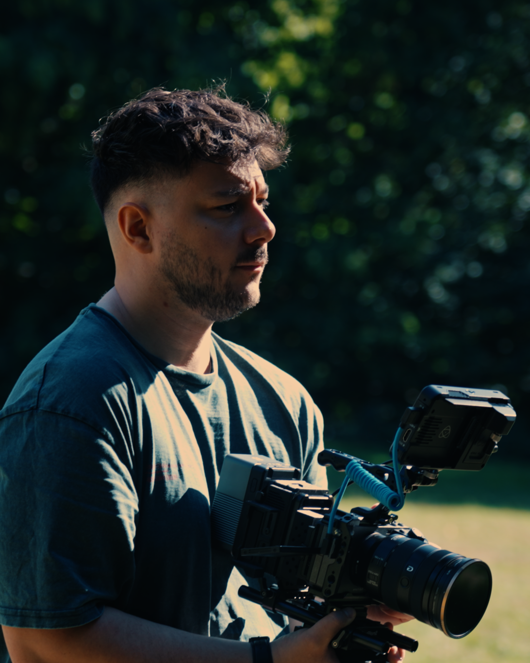 Videograf am Filmset mit seiner Kamera (Sony FX3), der ein Imagevideo/Recruitingvideo/Interview/Testimonial/Social Media filmt.