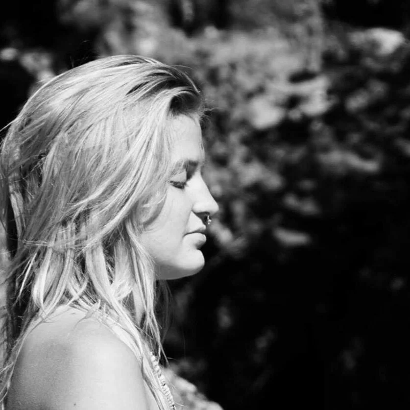 Julia Moon ist Musikerin, Nomadin und Kriegerin des Herzens. Seit vielen Jahren schlägt sie mit ihrer Musik sowie kreativem Aktivismus Brücken zwischen den Menschen und ihrer Beziehung zur Erde. Ihre Songtexte und ihre Stimme wirken auf allen Ebenen und berühren tief im Herzen.