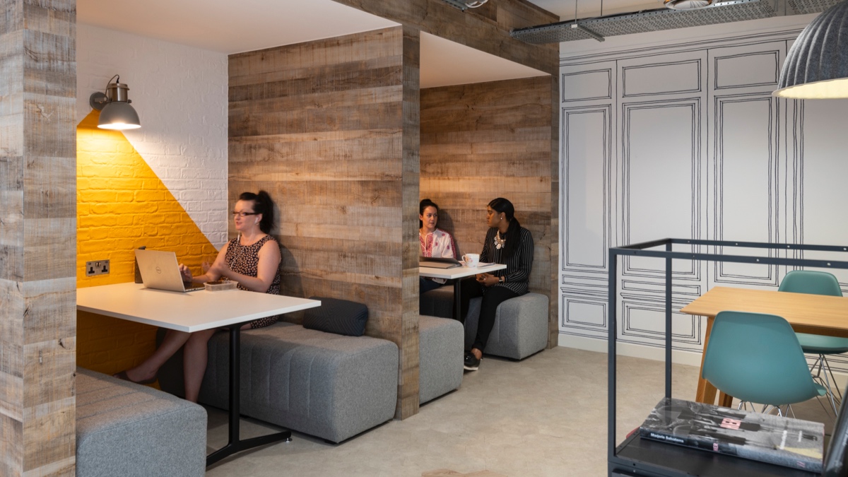  FLEXIBLE WORK SPACES  DEDICATED AND HOT SWAP DESKS 