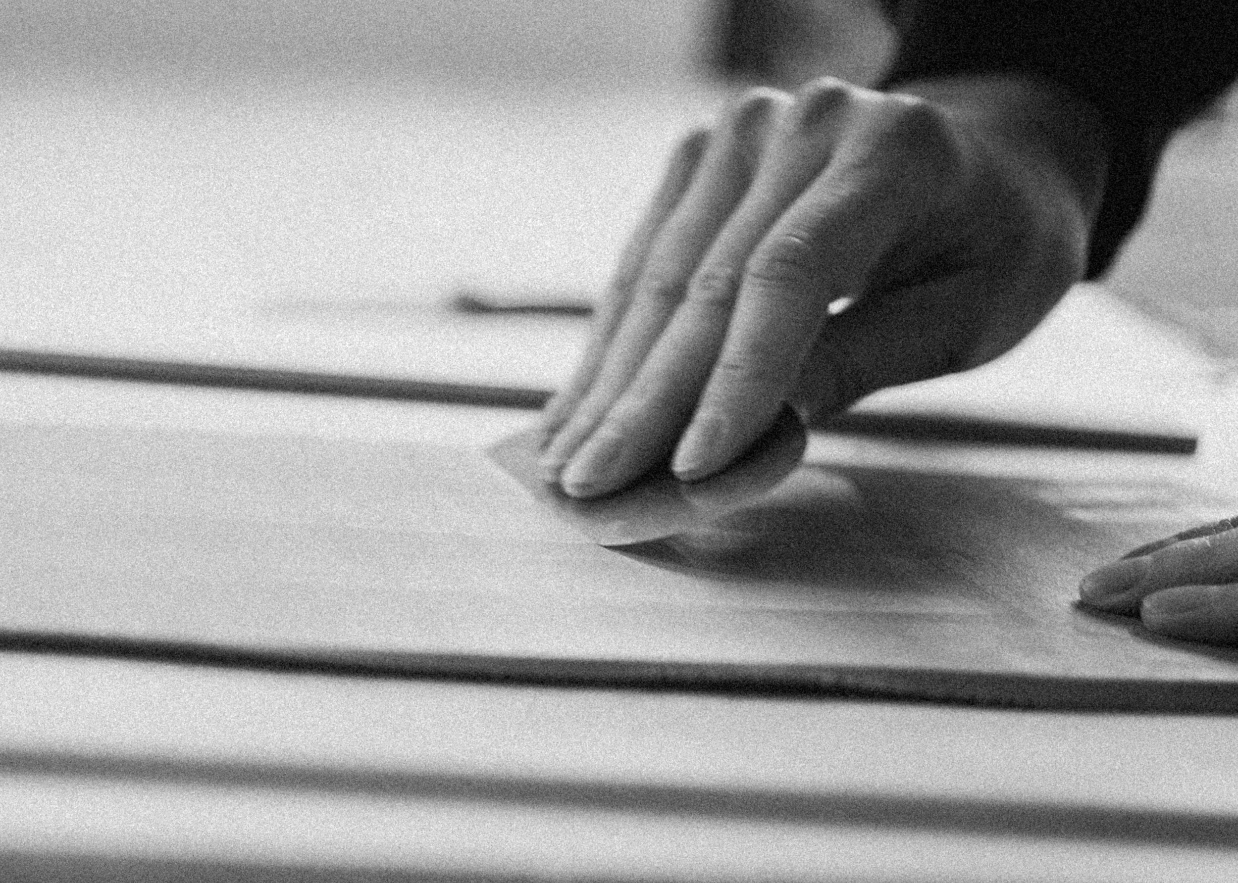 Schwarz-weißes Foto mit einer Hand, die Ton bearbeitet