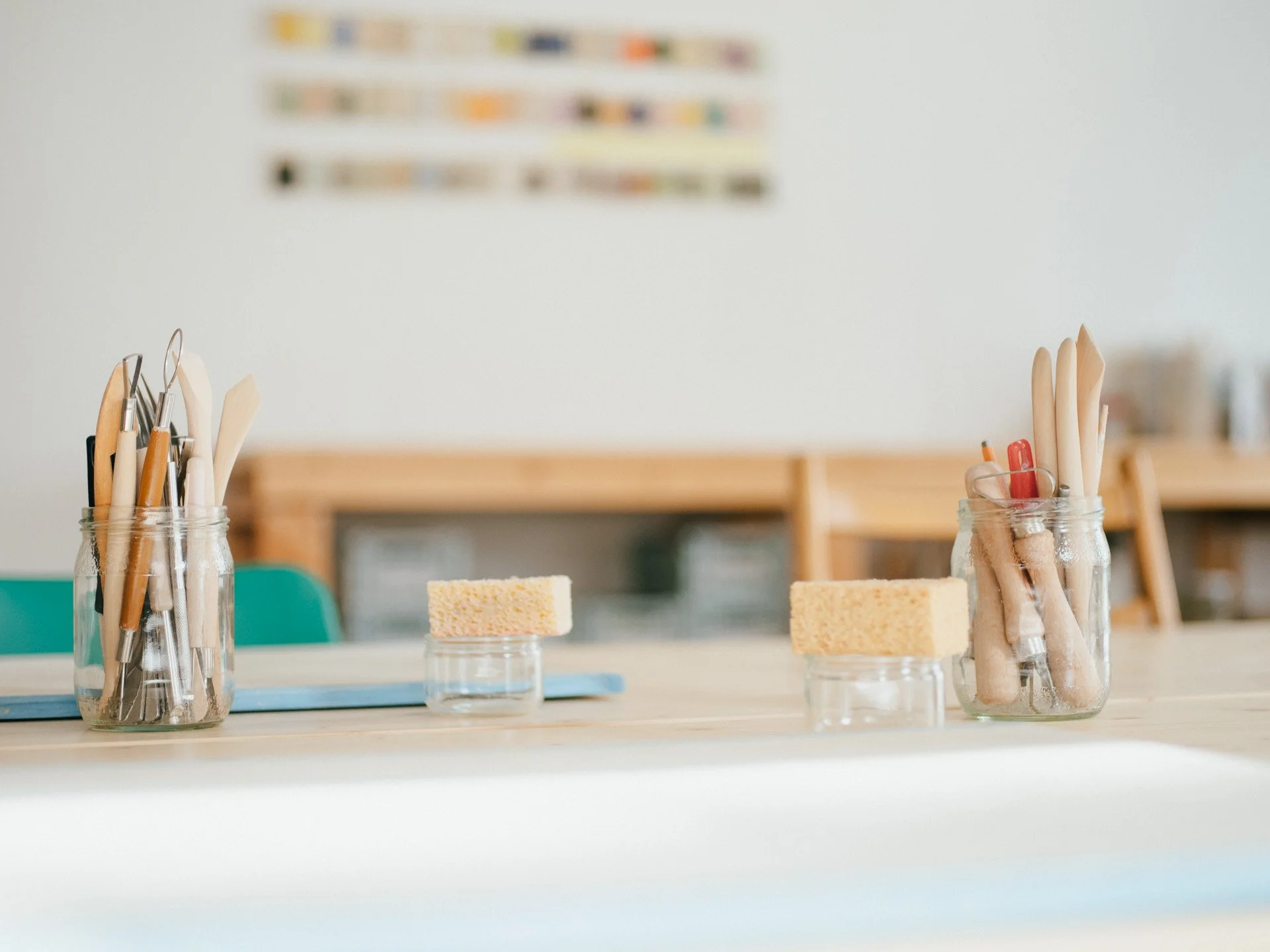 Foto mit Werkzeug zum Töpfern auf einem Tisch