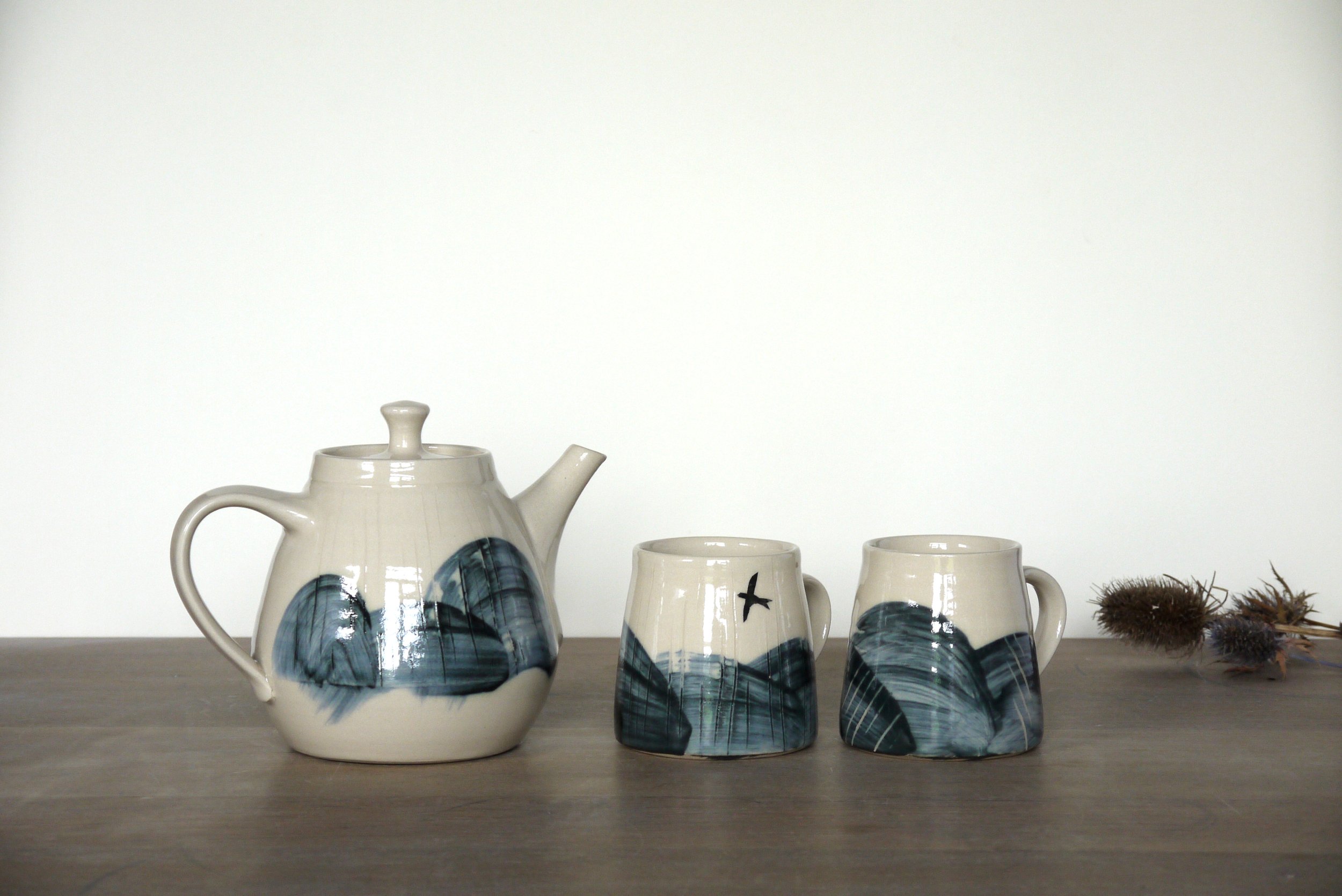 Large teapot and tea mugs