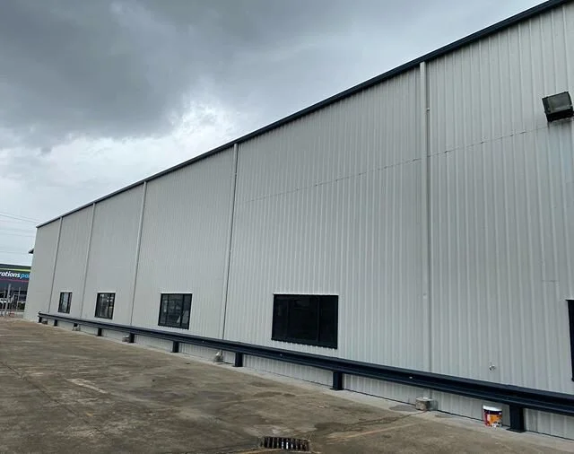 There is no job too big for Team Bay Painters. Last week we painted this large industrial shed in Strathpine for a businesses new workshop. Great final result.