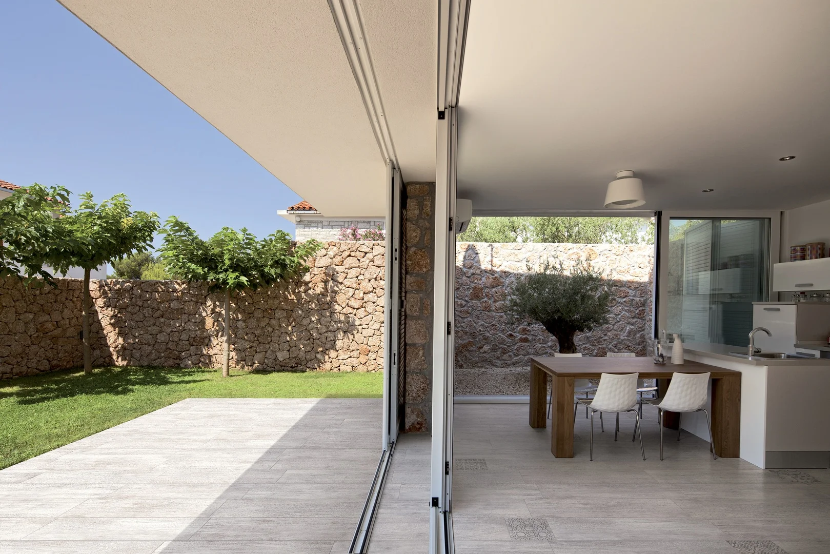 HOME TEAK-Amb 7 interno e esterno living 25x100 cloud.jpg