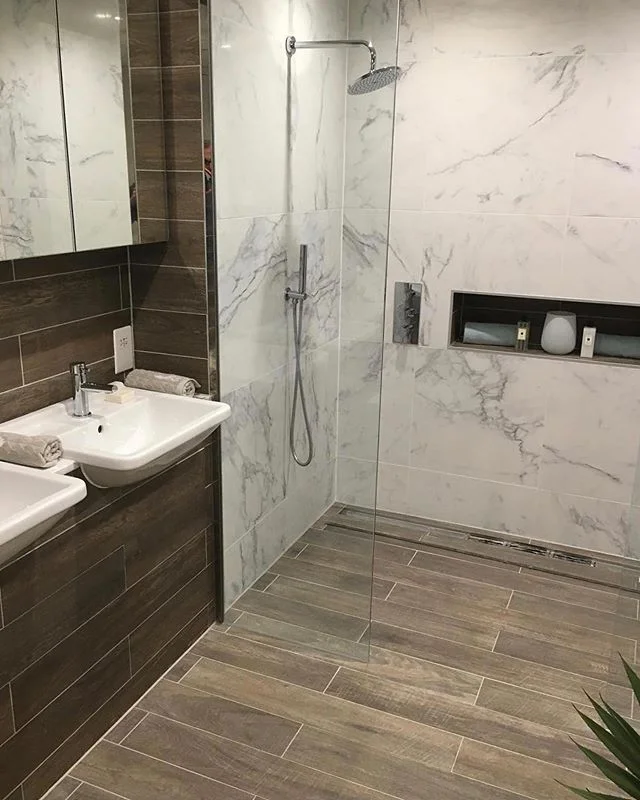 Wood and marble effect porcelain bathrooms, installation by @johnbocchetta_tiling .
.
.
.
.
.
#tiles #tile #tiledesign #living #bathroomdesign #bathroom #woodeffect #woodeffecttiles #marbleeffect #marble #porcelain #poole #dorset #bournemouth #dorset
