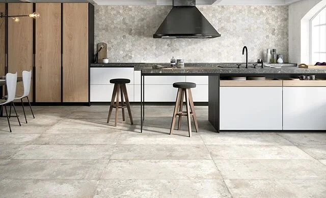 Textural stone type tiles, each texture is different within the tile creating a unique yet natural look throughout.
.
.
.
.
#tiles #tile #kitchen #kitchendesign #kitchendecor #tiling #texture #porcelain #stone #design #living #luxurylifestyle #luxury