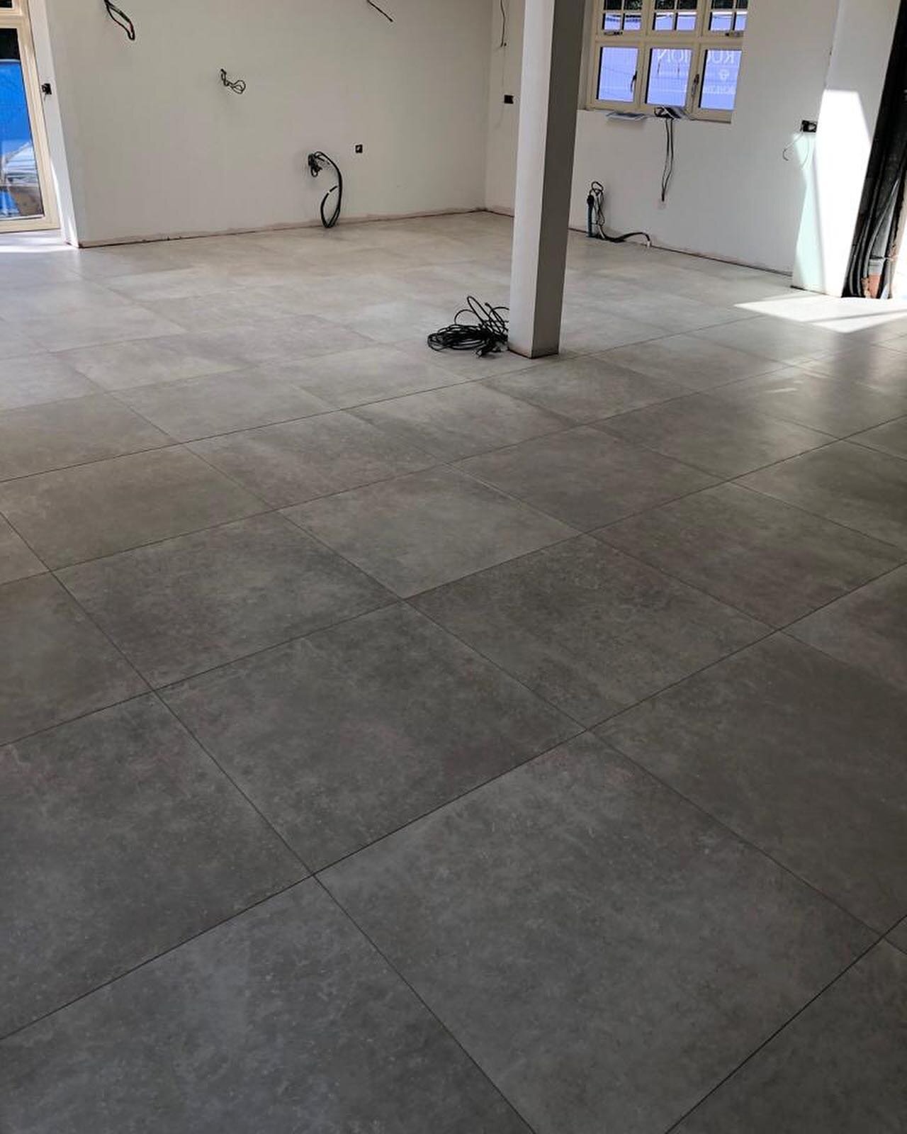 Completed kitchen and lounge area using 80x80 porcelain tiles supplied by @bocchettaceramica 
.
.
.
.
.
.
.
#kitchendesign #kitchen #lounge #tiles #tiling #tilingwork #interiordesign #interior #interiorarchitecture #architecture #design #living #luxu