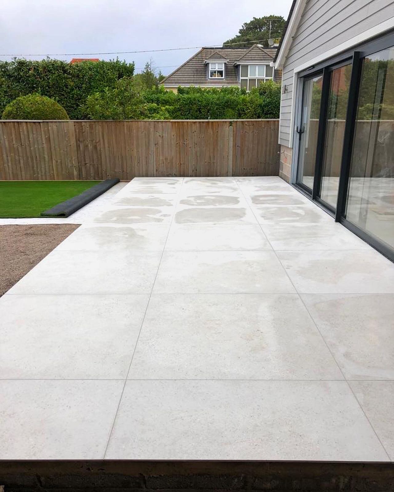 Completed patio area using 1.2 porcelain tiles. Tiles supplied by @bocchettaceramica 
.
.
.
.
.
.
.
#tiles #tile #design #living #patiodecor #patio #home #house #exterior #interior #interiordesign #architecture #architect #interiordecorating #decor #