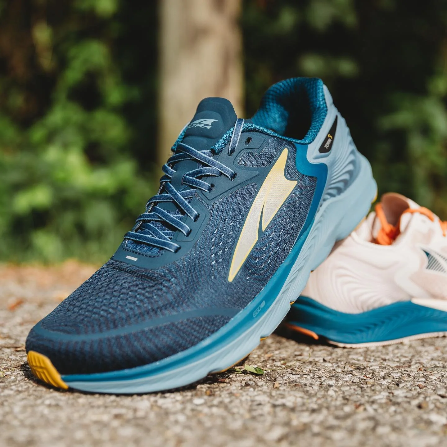 The new Torin 5 from @altrarunning has upgraded the cushion step in feel and helped to make the shoe fee locked in to the foot from mile one through your workout and beyond. We really enjoyed the feel of this shoe when we had it on our feet. Stop in 
