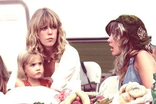 Jenny Boyd com Lucy Fleetwood no colo e Stevie Nicks