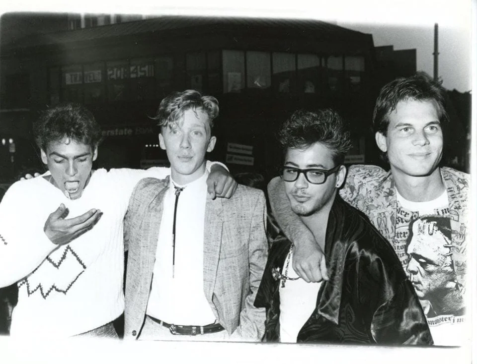 Robert Rusler, Anthony Michael Hall, Robert Downey Jr e Bill Paxton, todos do elenco de Mulher Nota 1000