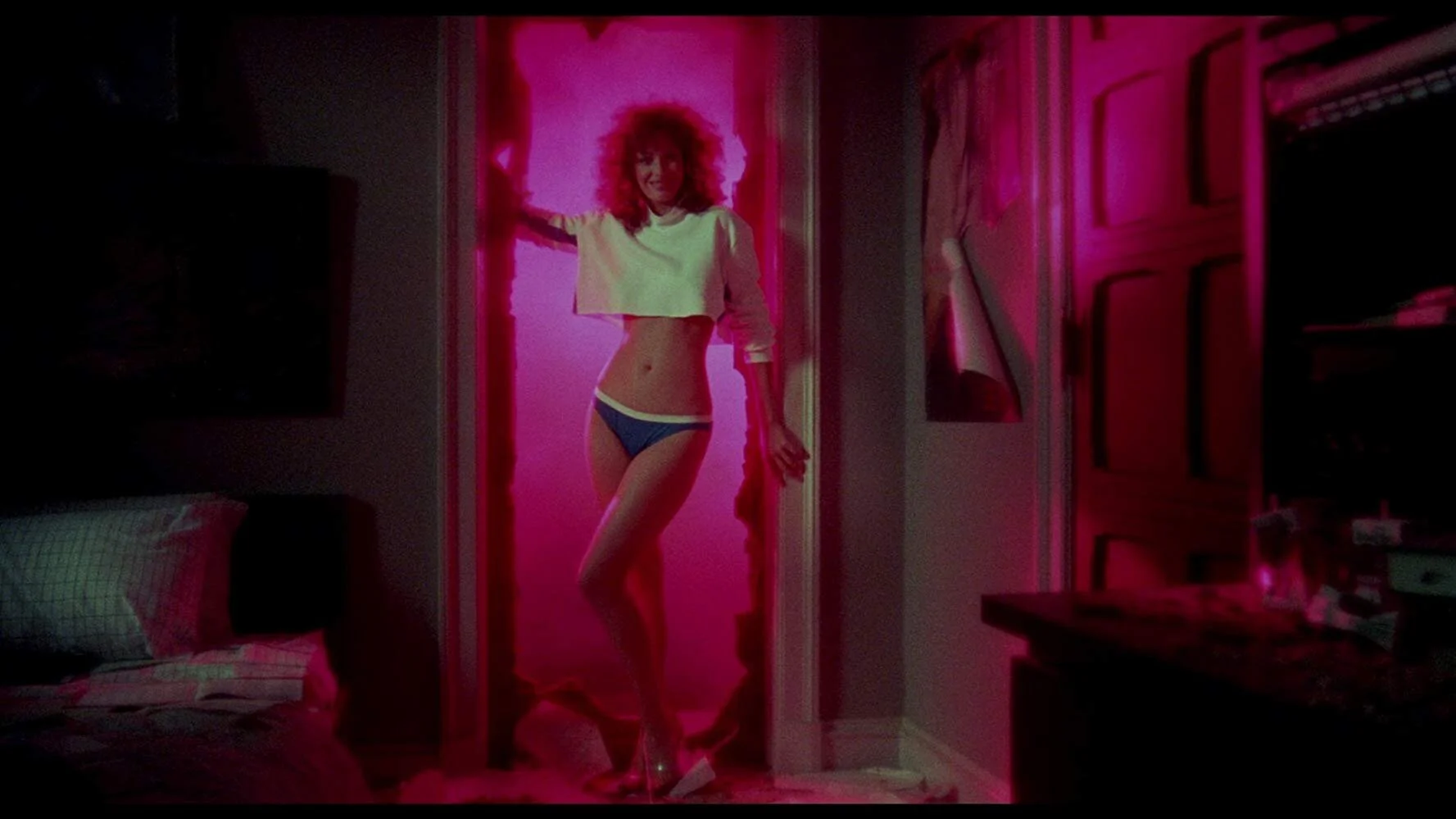 Lisa ( Kelly LeBrock ), a Mulher Nota 1000 do título!